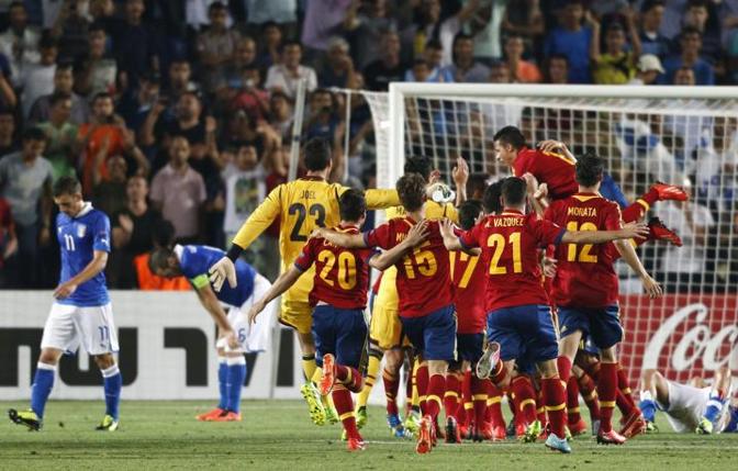 Finisce 4-2 per gli spagnoli che si abbracciano a fine gara. Trionfo strameritato. Reuters
